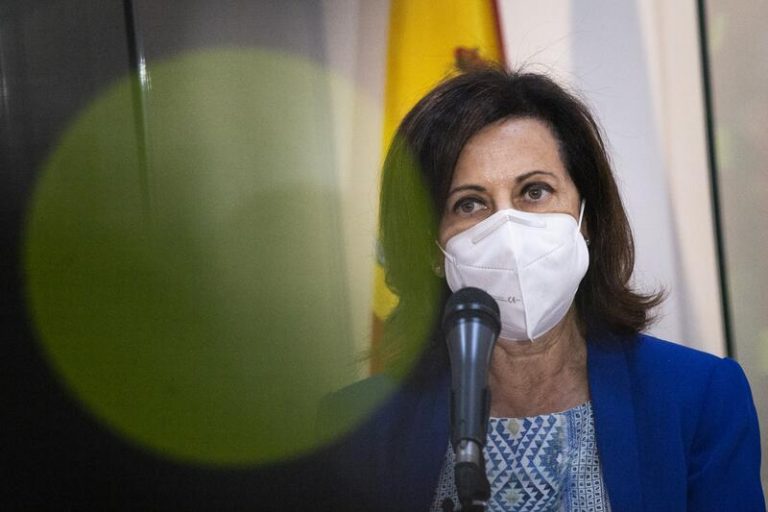 Robles recibe en Torrejón un nuevo avión con 292 afganos
