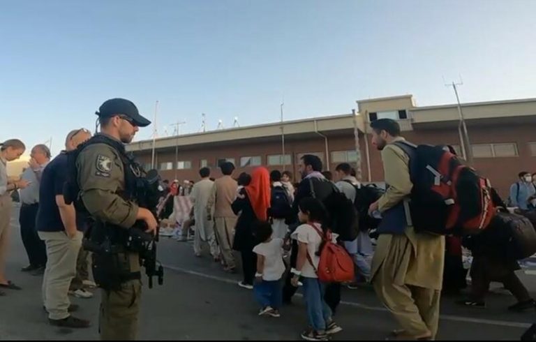La Policía difunde imágenes de los «héroes» de Kabul custodiando a afganos