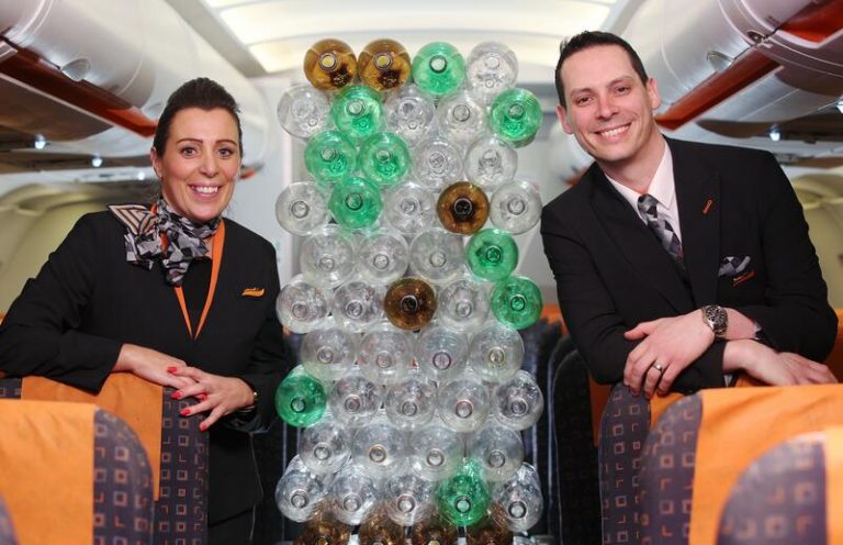 EasyJet cambia el uniforme de sus pilotos por otros fabricados con botellas de plástico