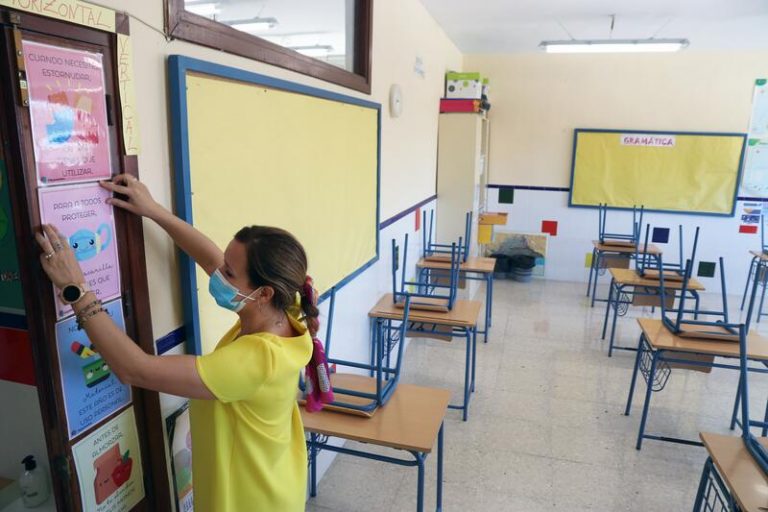 Las CCAA contratarán de nuevo para este curso profesores de refuerzo