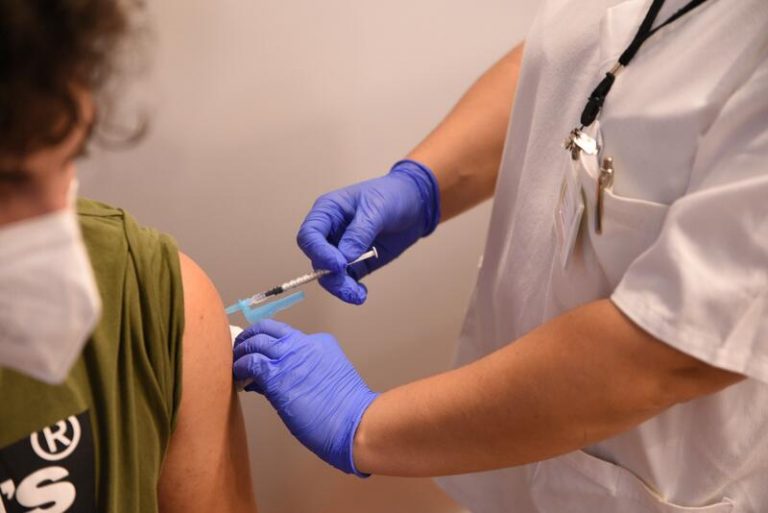 La Asociación de Vacunología «no descarta» una tercera vacuna pero destaca que lo «fundamental» es completar la pauta