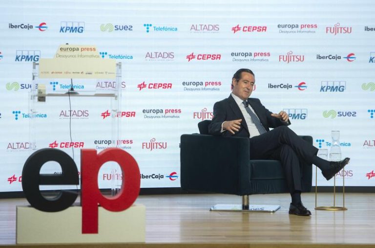 La CEOE reitera, tras ser convocada por Trabajo, que no es el momento de subir el SMI