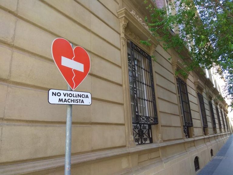 El IAM condena la «brutal agresión machista» a la mujer quemada con disolvente