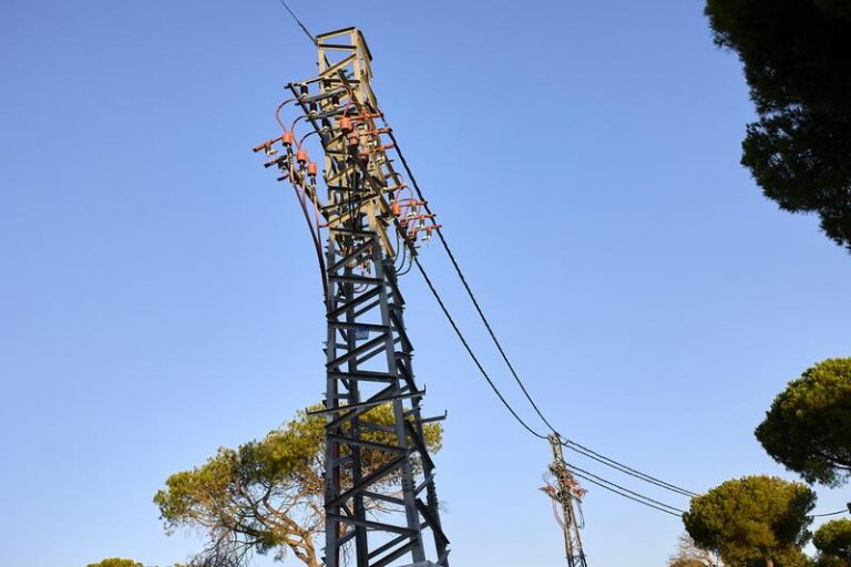El precio de luz cae este sábado un 7,3%, pero se mantiene por encima de los 110 euros/MWh