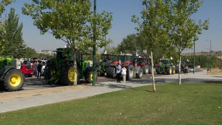 Una tractorada reclama que las ayudas de la PAC sean para los agricultores a título principal