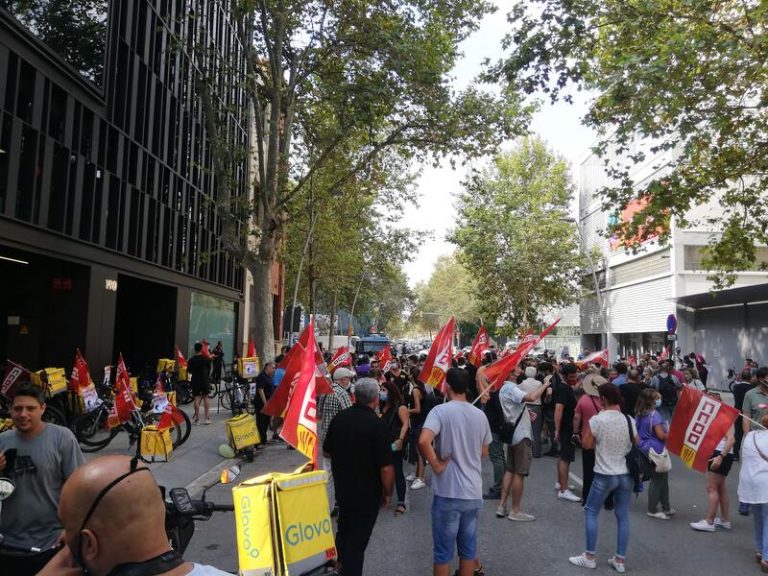 Unos 150 trabajadores de Glovo se concentran para reclamar mejoras laborales