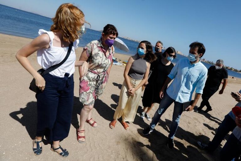 Belarra advierte que los responsables pagarán por el daño generado en el Mar Menor