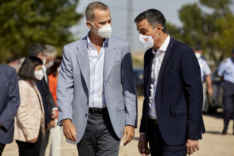 El Rey muestra su «reconocimiento» al personal que ha participado en la acogida de afganos