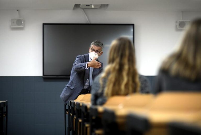 La OMS y UNICEF piden a los países europeos abrir los colegios