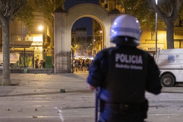 Barcelona admite una «explosión de incivismo» en las fiestas de Sants