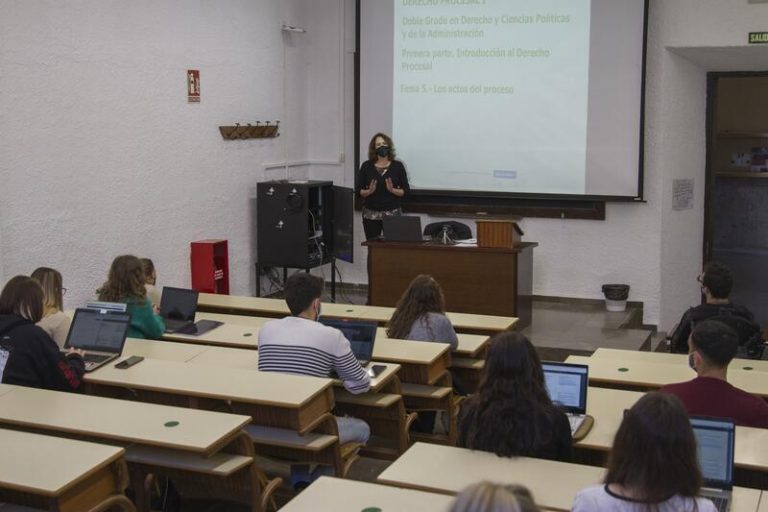El Gobierno estudia que los afganos puedan continuar sus estudios en España