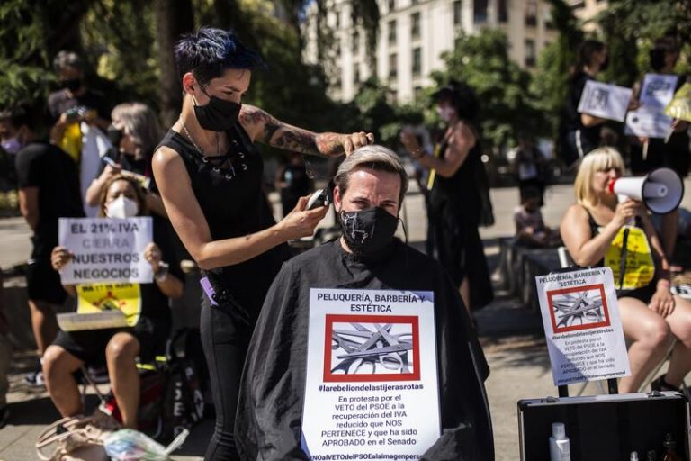 Las peluquerías reclaman la bajada del IVA en la imagen personal