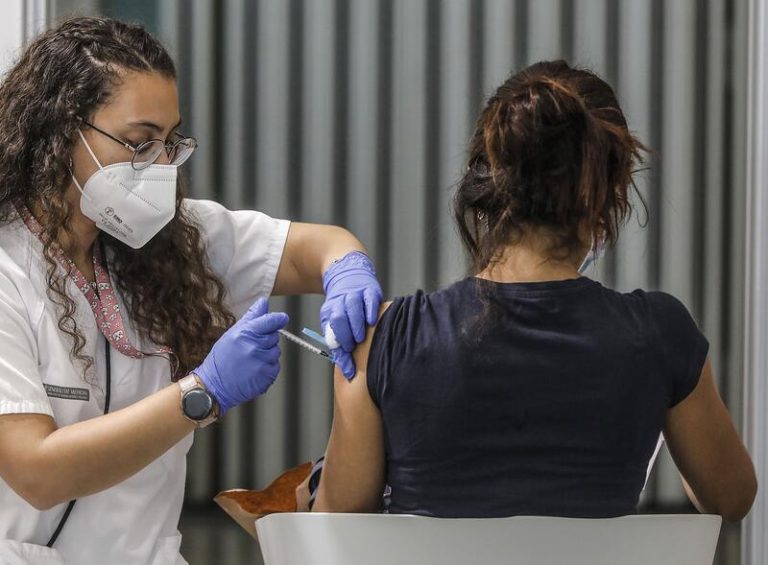 Bruselas anuncia que un 70% de los adultos europeos ya está totalmente vacunado