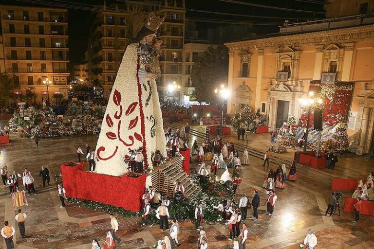 Los tradicionales claveles de la ofrenda dan paso a otras flores