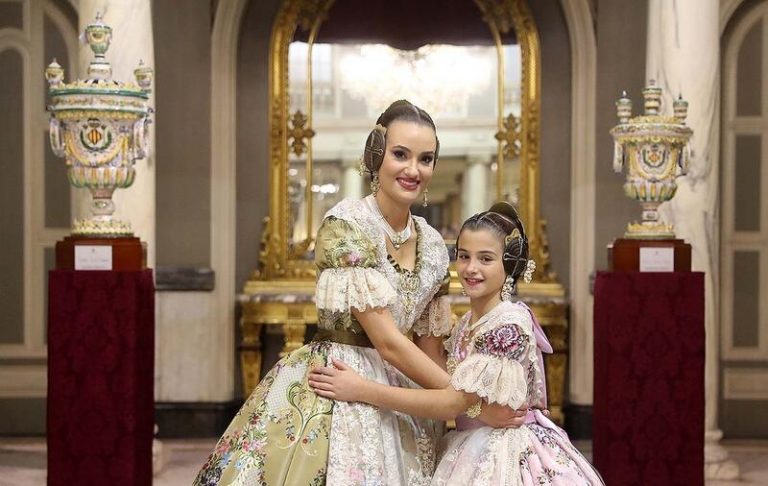 Las Falleras Mayores de València y sus cortes dan la bienvenida a la fiesta en un vídeo