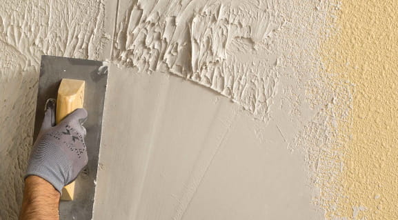Cómo tapar agujeros en tu pared con escayola y pladur