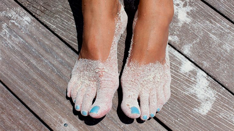 Cómo quitarte la arena de los pies en la playa eficazmente