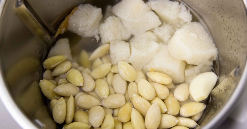 Ajo blanco: qué pan usar y cómo para que quede una mezcla fina