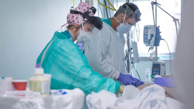 Andalucía suma casi 4.500 casos y 15 muertes, y la tasa baja por segundo día hasta 584