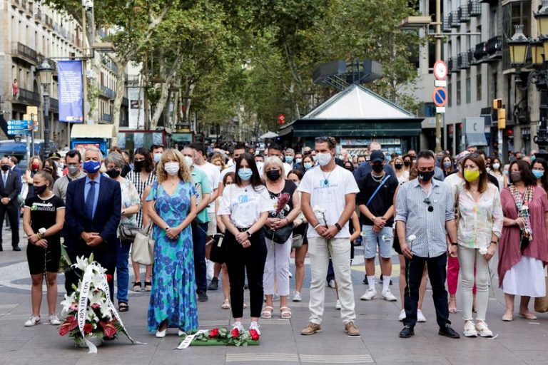 Aragonès, Colau, Batet y Raquel Sánchez guardan un minuto de silencio por el 17A