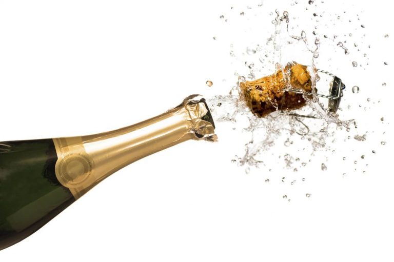 Cómo abrir una botella de vino sin sacacorchos
