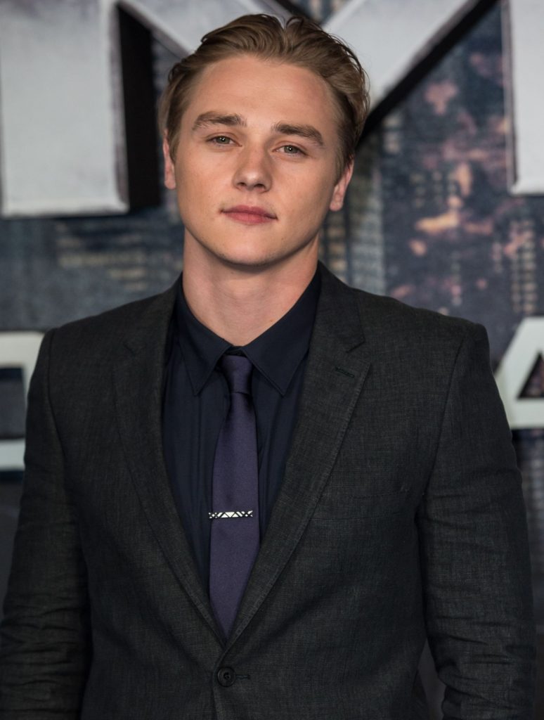 Ben Hardy Aterriza A The Voyeurs