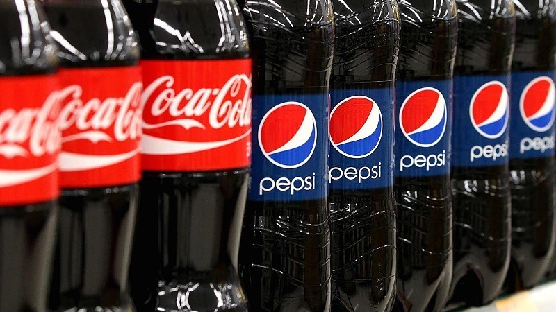 Botellas de Pepsi y Coca-Cola