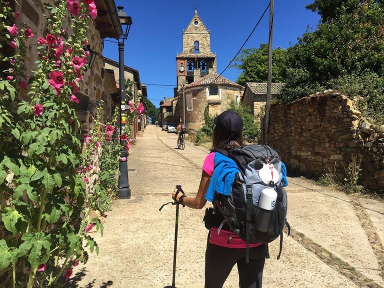 ‘No caminas sola’ campaña para que las peregrinas se sientan seguras en el Camino de Santiago