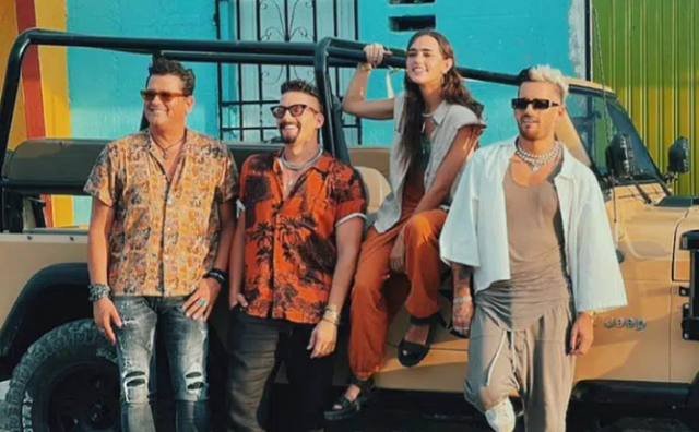 Carlos Vives, Lucy Vives, Mau Y Ricky Besos En Cualquier Horario 