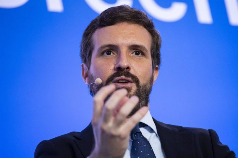 Casado critica el silencio de Sánchez ante los ataques de Podemos al rey emérito