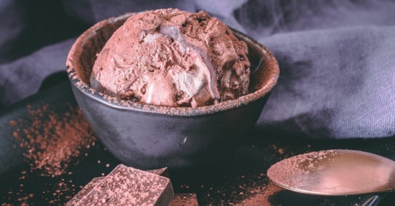 Cómo hacer un helado de doble chocolate en casa