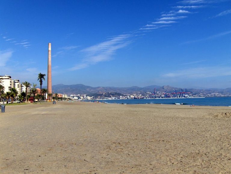De la playa de Almayate a la Carihuela: las playas de Málaga que triunfan este verano