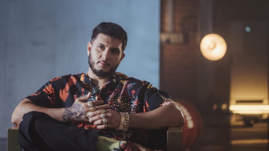   Orígenes De Barrio   Los Orígenes De Barrio Que Tienen En Común Omar Montes Y Rocco Hunt Es Otro De Los Motivos Por Los Que Se Llevan Tan Bien. Los Dos Vienen De La Calle Y Aunque Con Vidas Diferentes, También Tienen Muchos Puntos En Común, Como El Valor De Comenzar Desde Cero, La Humildad Y La De Intentar Crearse Una Vida Nueva Sin Necesidad De Hacer Cosas Malas. El Valor Que Dan A Sus Familias Respectivas También Es Otro De Los Puntos Que Les Une. Como Ellos Mismos Se Definen, Son Primos Que Viven En Países Diferentes. 