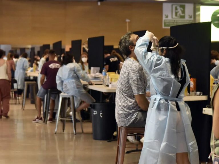 Bajan los nuevos positivos en Euskadi a 582, 229 menos