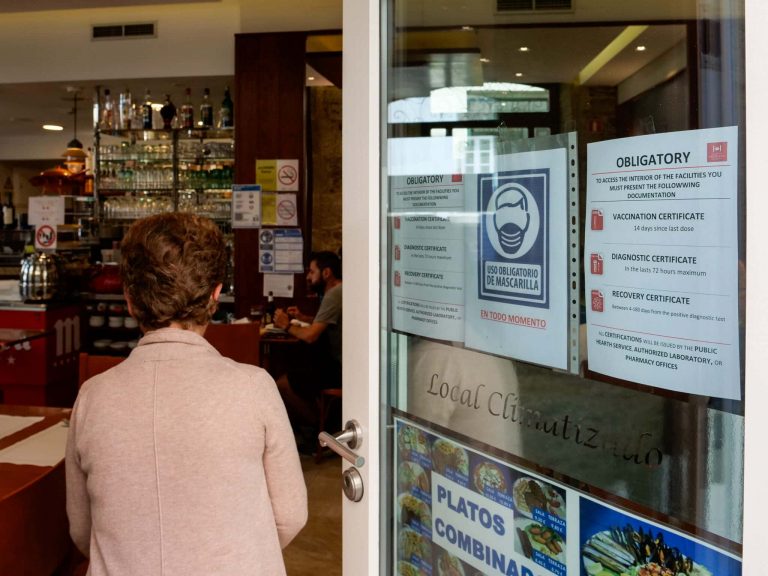 El Gobierno gallego pide aval judicial para el certificado covid