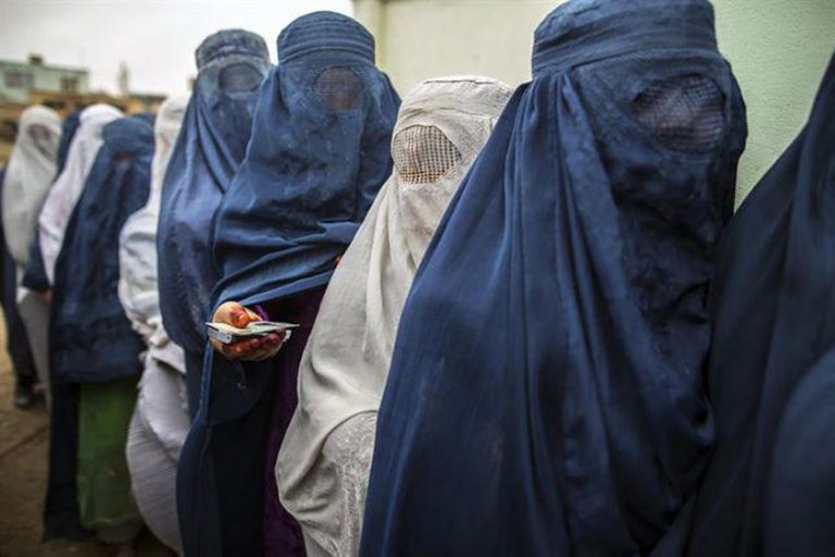 El Gobierno promueve una declaración en apoyo de las mujeres afganas