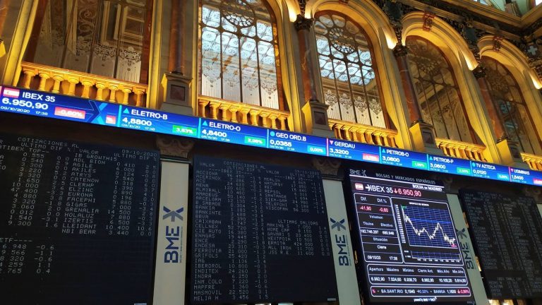 El Ibex 35 cotiza plano (-0,01%) pendiente de la evolución de la pandemia