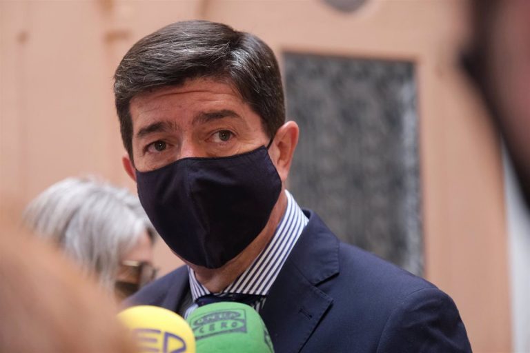 El PSOE denuncia la «improvisación permanente» de Andalucía con el pasaporte Covid