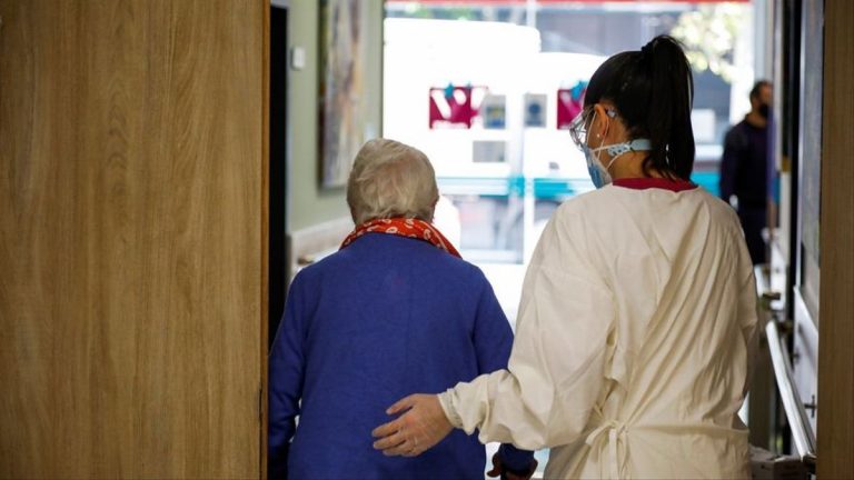 El TSJA suspende la obligación de los empleados de residencias no vacunados de pagar sus PCR