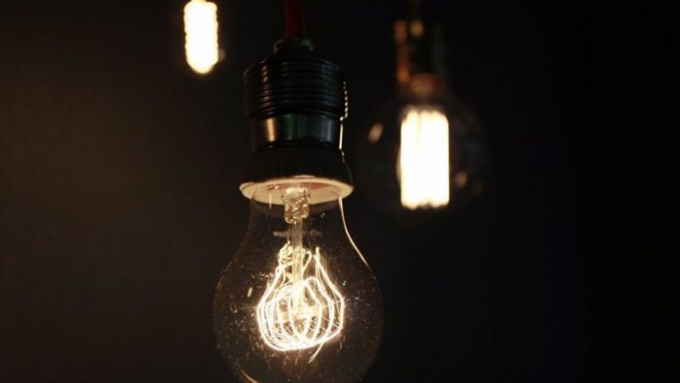 El precio de la luz da un respiro y bajará este sábado tras cinco días de récords