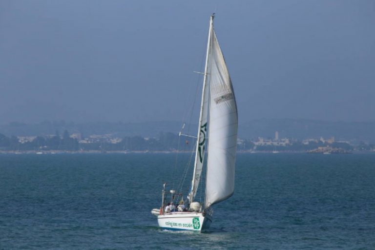El velero de Ecologistas en Acción cierra su campaña estival con una acción en el Mar Menor