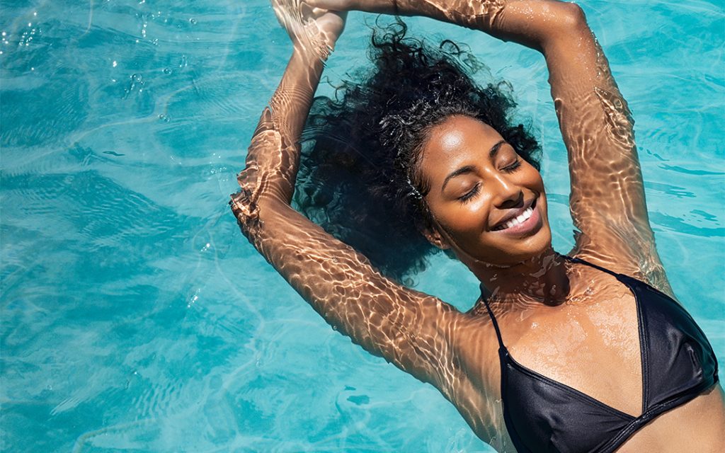 El mejor consejo para proteger el tinte del pelo del cloro de la piscina 