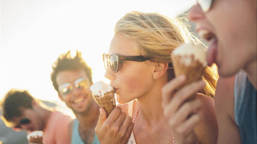 La Costumbre De Comer Helado En El Verano