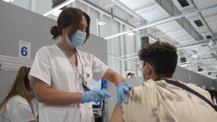 Euskadi registra otros 927 casos, aumenta la tasa de positivos y bajan los hospitalizados