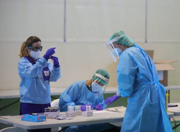 Los nuevos positivos en Euskadi descienden hasta los 891 y la tasa de IA baja hasta 584