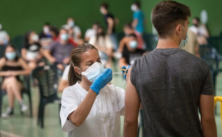 Expertos de ISGlobal recomiendan vacunar a adolescentes «lo antes posible»