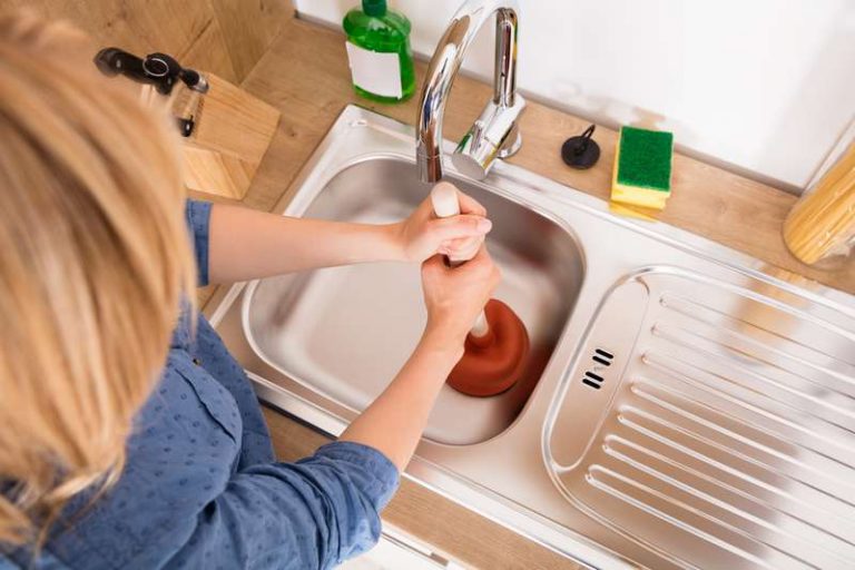 Cómo arreglar un fregadero que no traga el agua