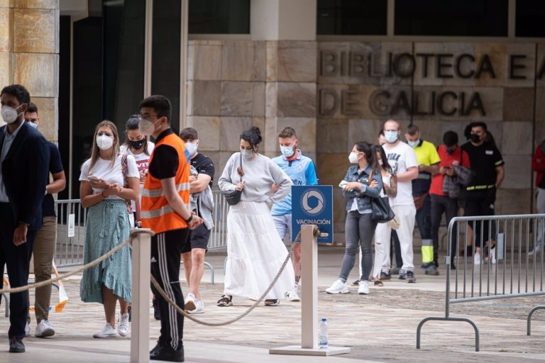Feijóo prevé que en agosto bajen las restricciones en «muchos municipios» de Galicia