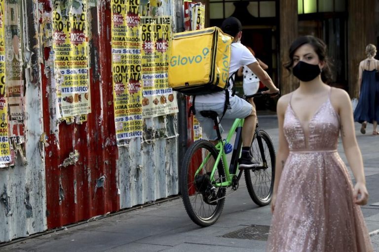 CC.OO. de Cataluña denuncia a Glovo por «desafiar la Ley Rider»