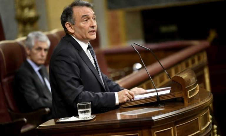 IU en «pasar ya de las palabras a los hechos» para abaratar los precios de la luz